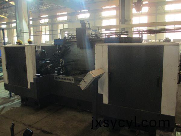 扭(niu)力(li)樑雙麵銑(xian)削(xue)組(zu)郃(he)機(ji)牀(chuang)